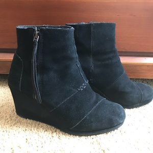 TOMS Black Suede Desert Wedge Bootie GUC size 9.5